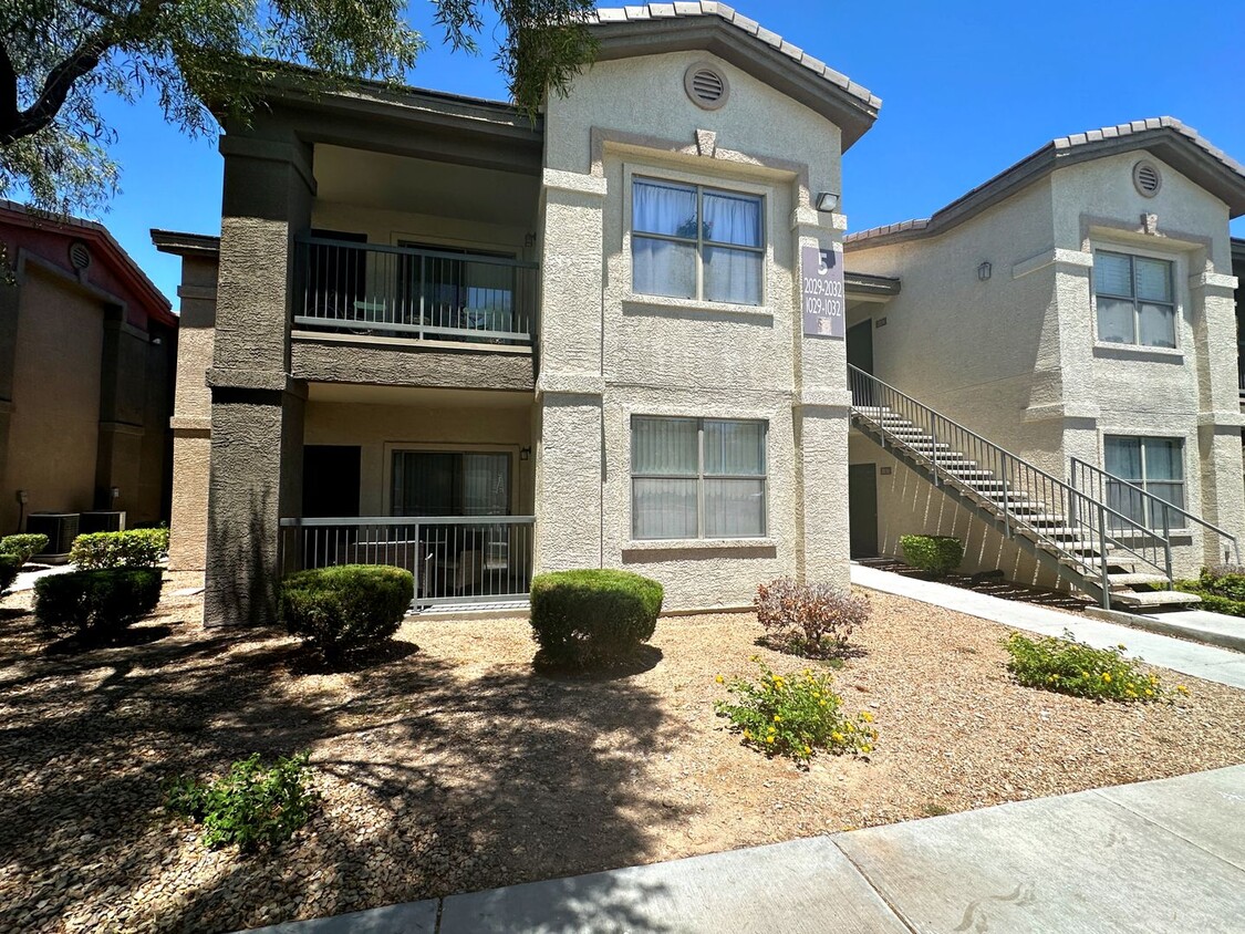 Foto principal - 2 BEDROOM 2 BATH UPSTAIRS CONDO IN GATED S...