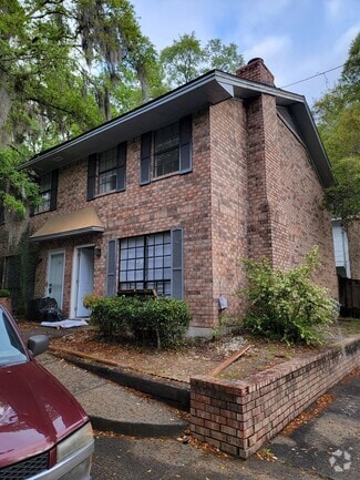Building Photo - 2220 E Victory Dr