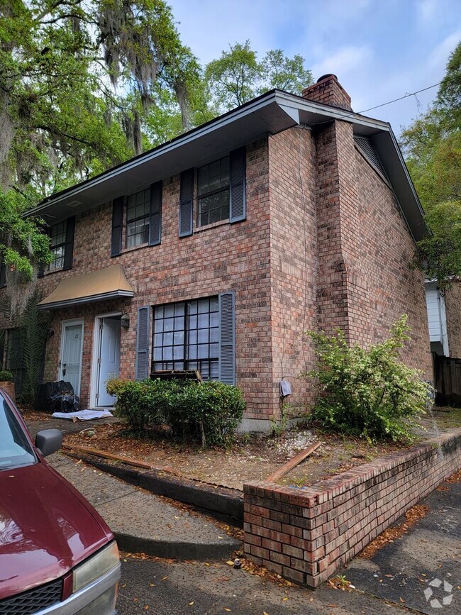 Building Photo - 2220 E Victory Dr