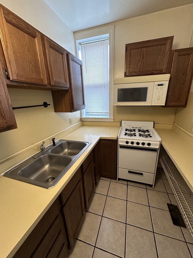 Building Photo - 8 W Hollister St