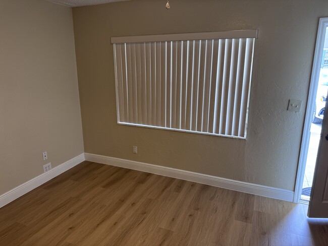 Foto del edificio - 613 E Carroll St