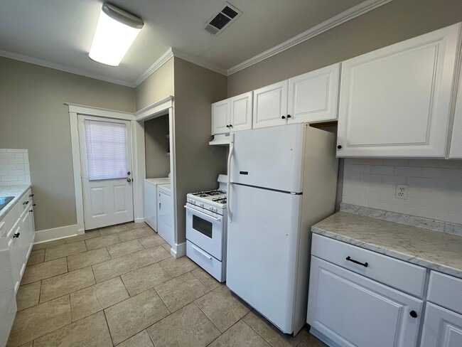 Building Photo - South Highland Newley Remodeled Gem! Won’t...
