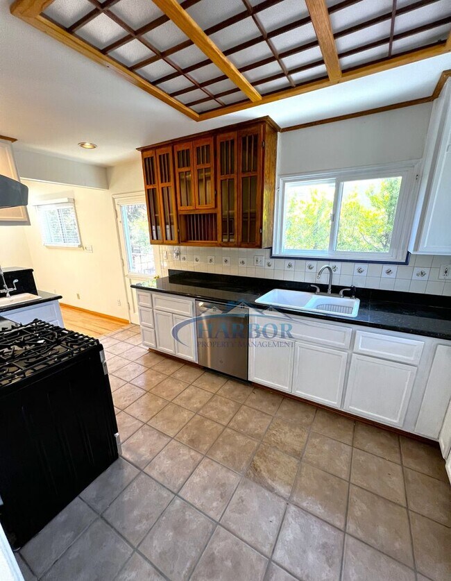 Building Photo - Charming 3 Bedroom 2 Bathroom