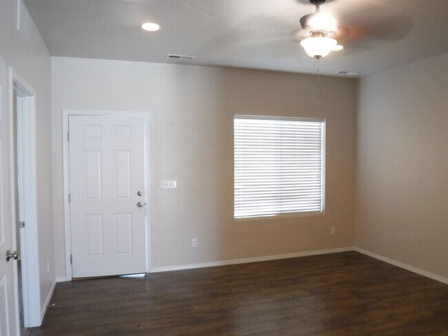 Foto del edificio - 4 bed 2.5 bath home just off Pine Ave and N Black Cat Rd.