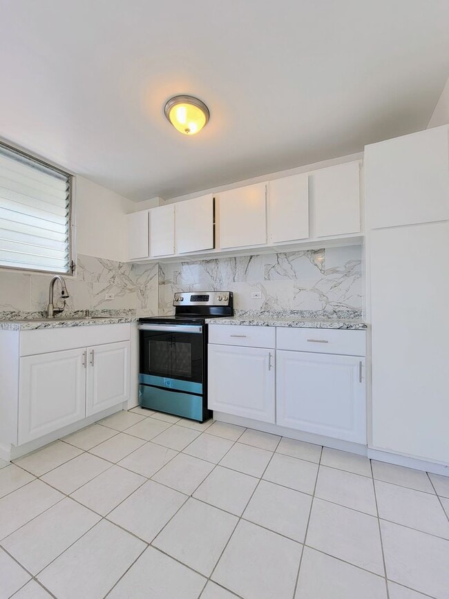Building Photo - AVAILABLE NOW | Updated One Bedroom, One B...