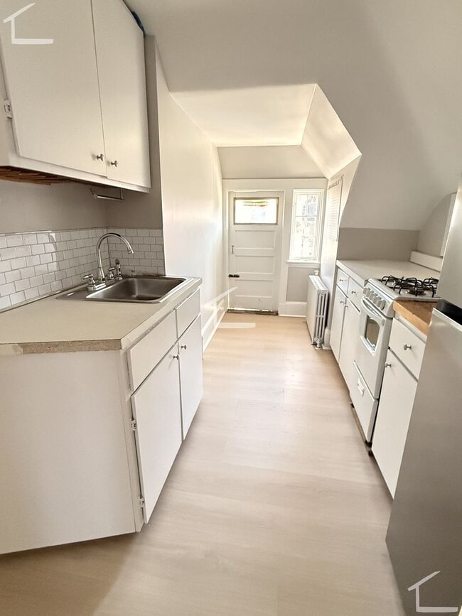 Building Photo - Nice Apartment for Little $$! Available For March, 2026