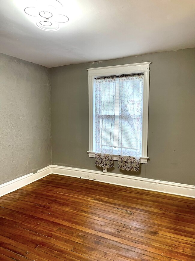 Bedroom - 3867 Ashland Ave