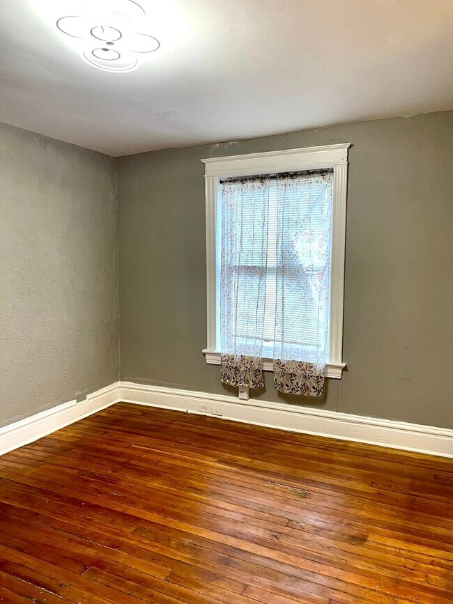 Bedroom - 3867 Ashland Ave