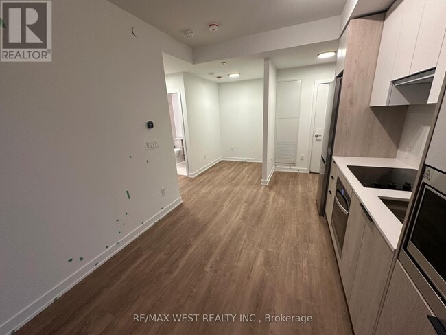 Photo du bâtiment - 1007 The Queensway