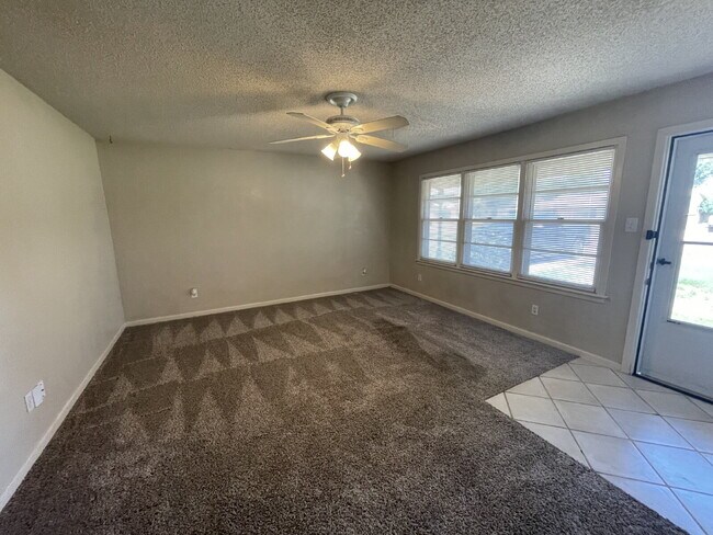 Foto del edificio - Home Located Minutes From Shopping Mall, R...