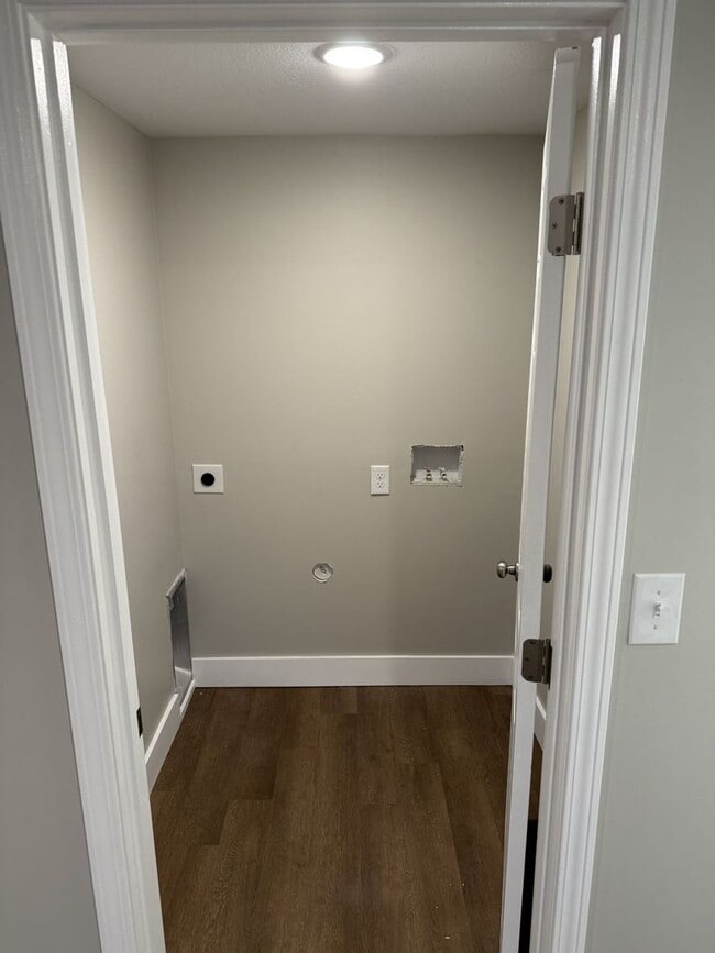 Building Photo - 622 7th St