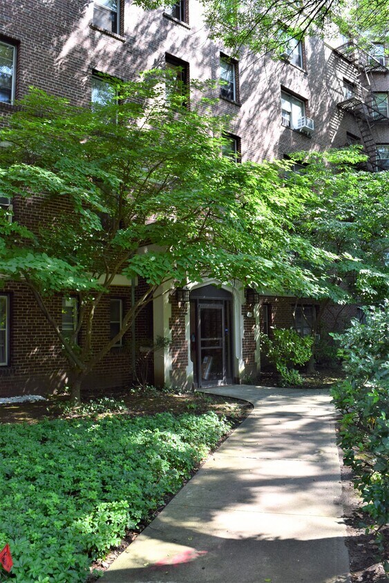 Primary Photo - 100 E Palisade Ave