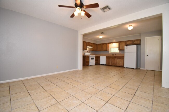 Building Photo - Centrally Located 3 Bedroom Home!