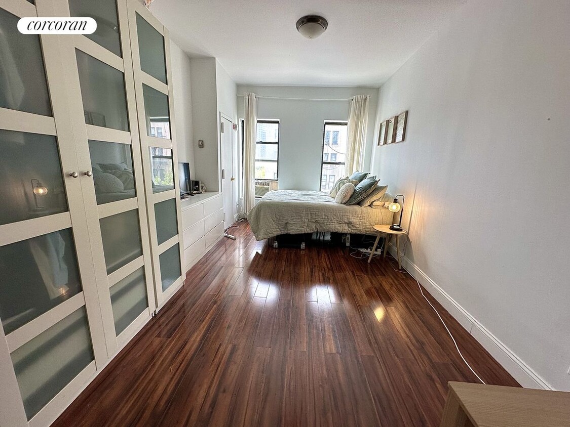 Foto principal - 359 W 53rd St