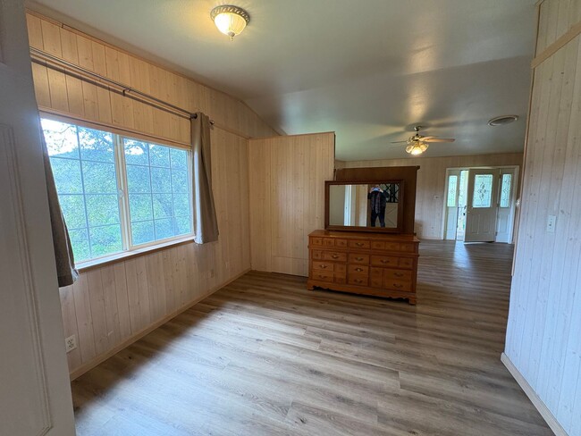 Building Photo - Great Studio in Mariposa