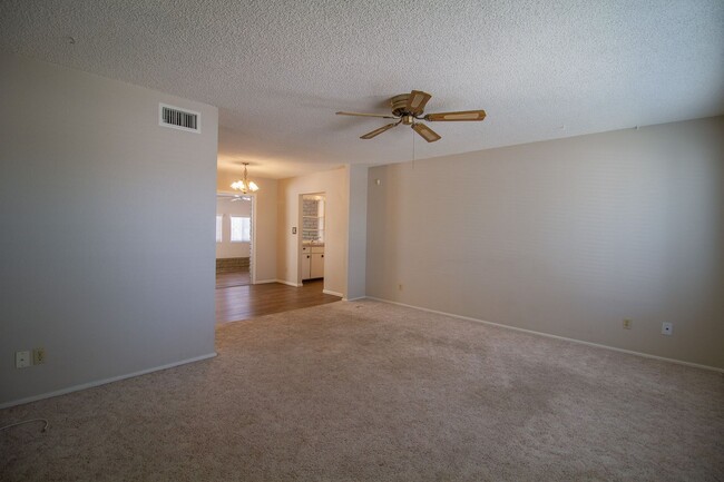 Building Photo - Nice 2 bedroom 1.5 bath in a nicely locate...