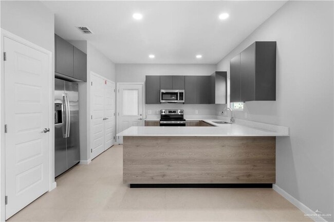 Building Photo - 10 Abbey N Ave