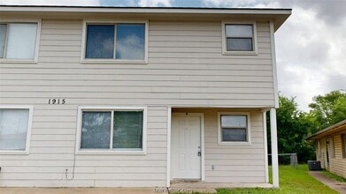 Building Photo - 1915 Pine Tree Dr