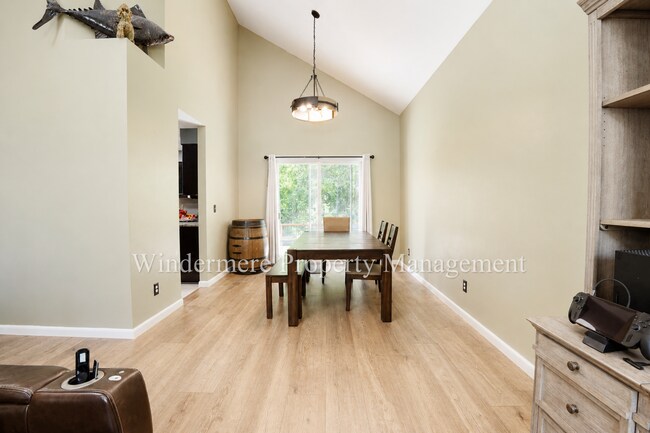 Foto del edificio - Updated 3 bed in convenient CK location with hot tub and large deck!