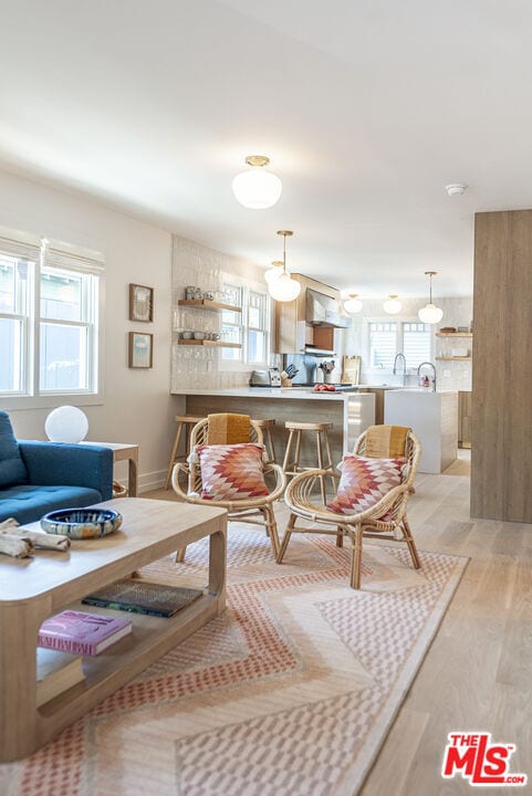 Building Photo - 825 Superba Ave