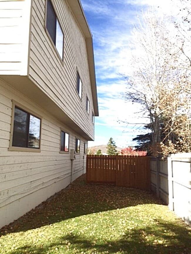 Building Photo - Great location on Cul-de-Sac