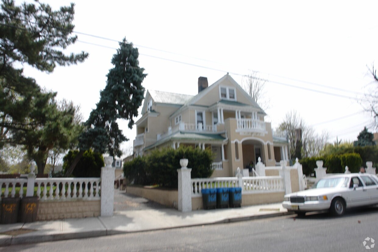 Primary Photo - 168-176 Chelsea Ave