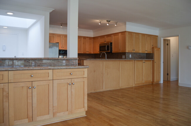 Building Photo - 616 N Flores St