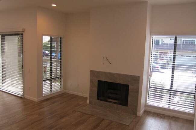 Building Photo - 2909 Arizona Ave