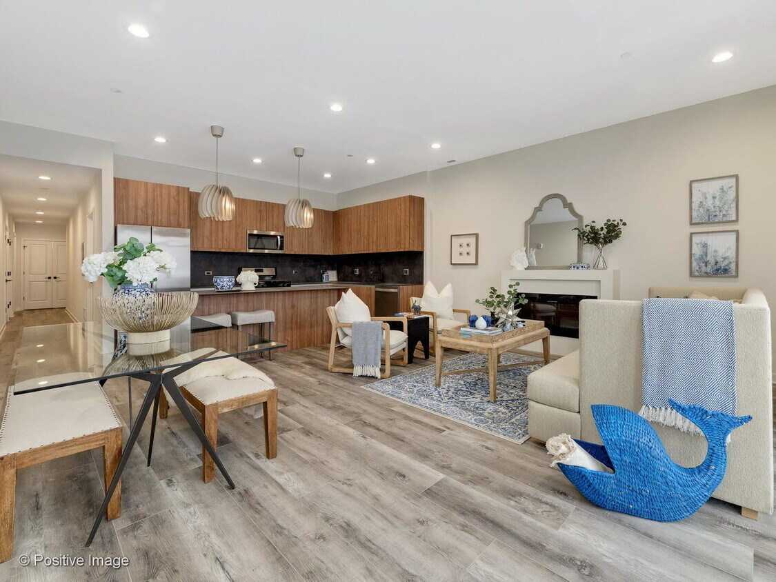 Foto principal - 830 E Irving Park Rd
