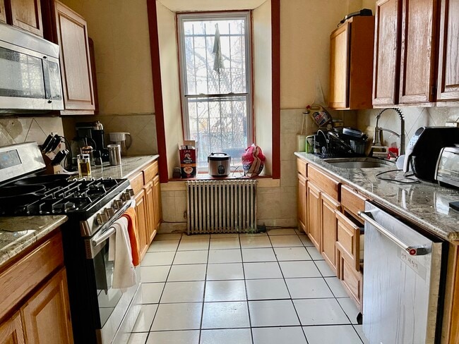 Building Photo - 688 Parker St