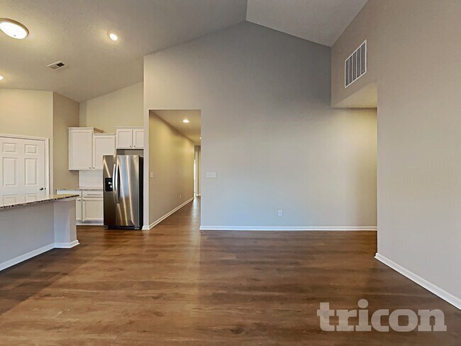 Building Photo - 6646 Laurelwood Dr