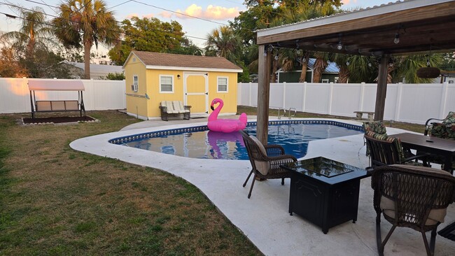 Building Photo - Beautiful All-Inclusive 2Bed/2Bath Furnish...