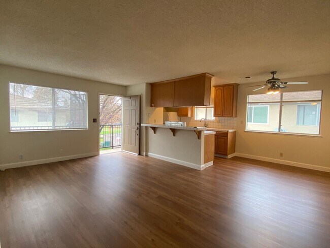 Foto del edificio - Upstairs, Spacious 2 Bedroom 1 Bath Condo ...