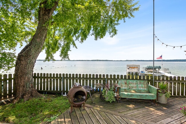 Deck - 123 S Ferry Dr