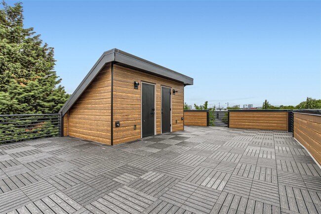 Building Photo - Brand new modern duplex townhome with roof...