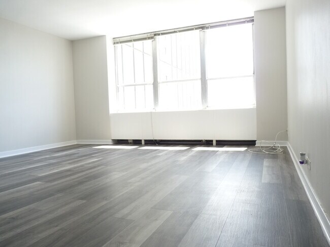 Foto del edificio - 655 W Irving Park Rd