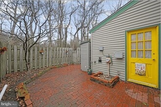 Building Photo - 40 Rittenhouse Dr
