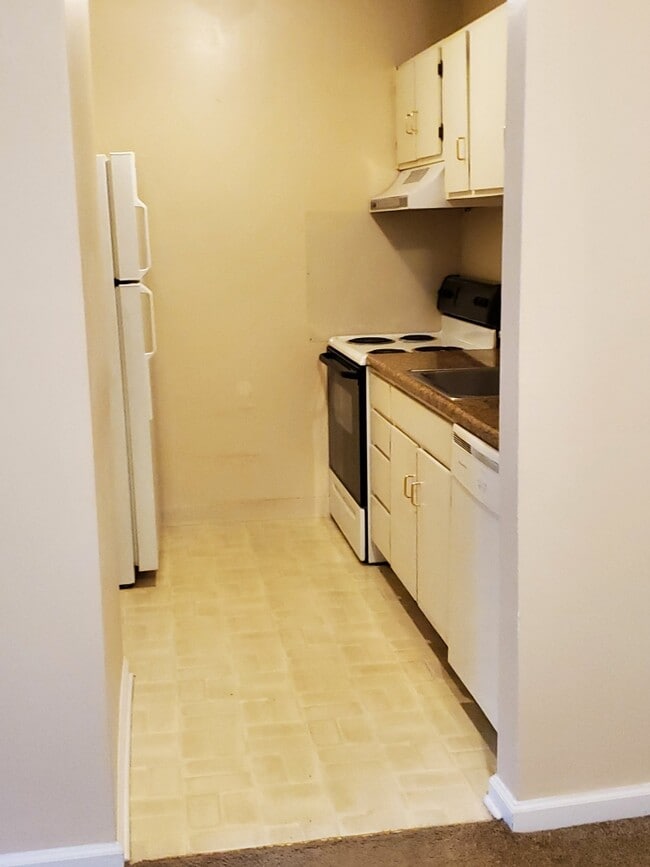 Kitchen - 1727 Memorial Ave SW