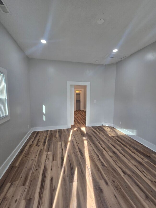 Building Photo - One Bedroom Duplex located on the Westside near 10th St and White River Pkway Dr
