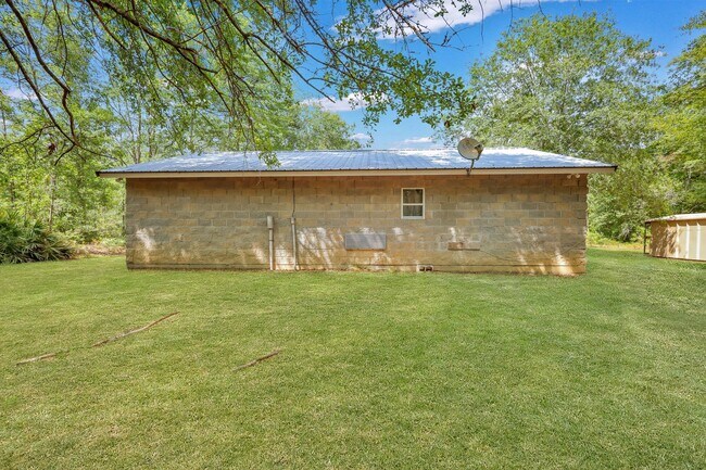 Building Photo - 469 Trail Rd