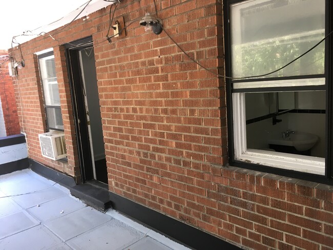 Building Photo - College and Palmerston 2 bedroom with balcony