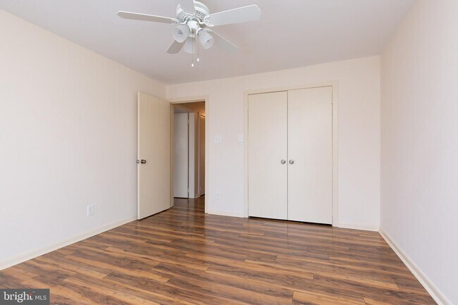 Building Photo - 18 E Close