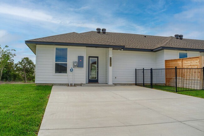 Foto del edificio - Live, love, and grow in this charming townhome!