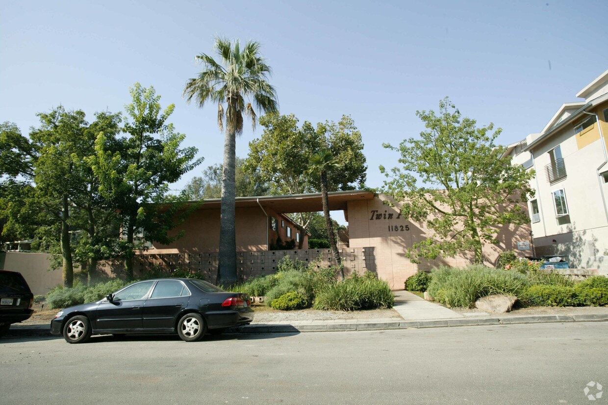 Building Photo - Twin Palms