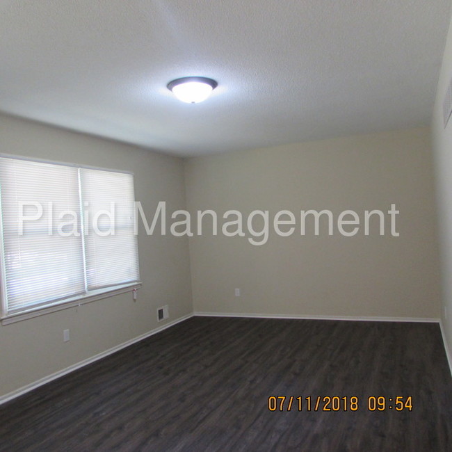 Building Photo - Ready in Oak Grove