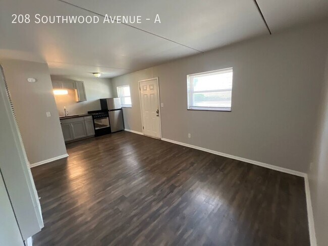 Building Photo - Updated One Bed in the Heart of Merion Vil...