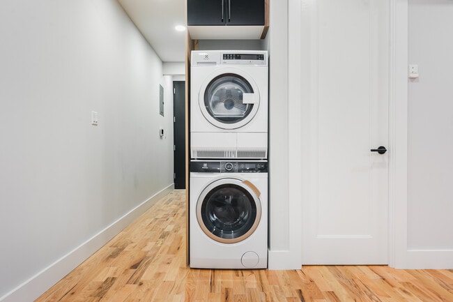 Building Photo - 558 E 191st St