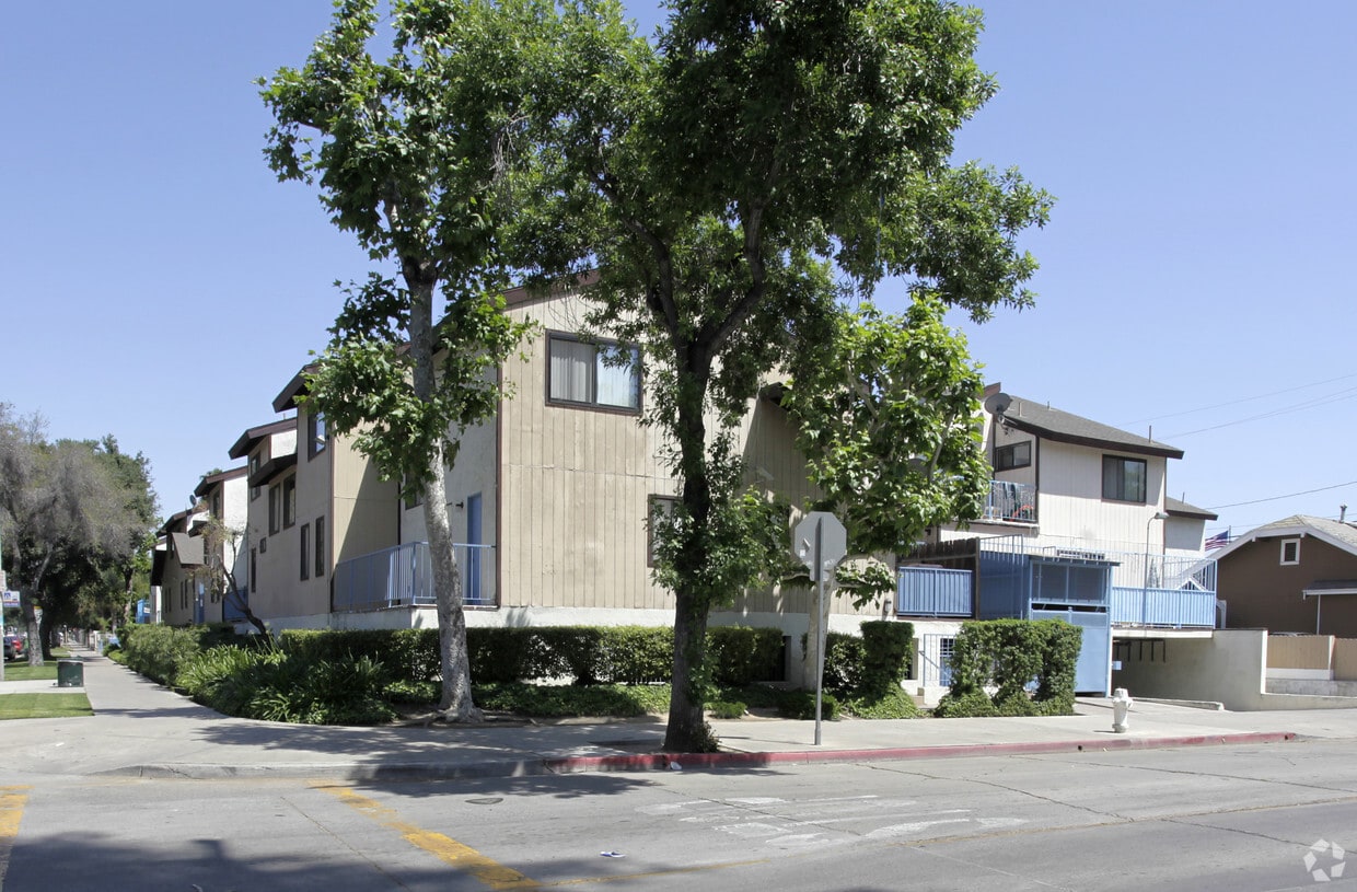Primary Photo - 702 E Chestnut Ave