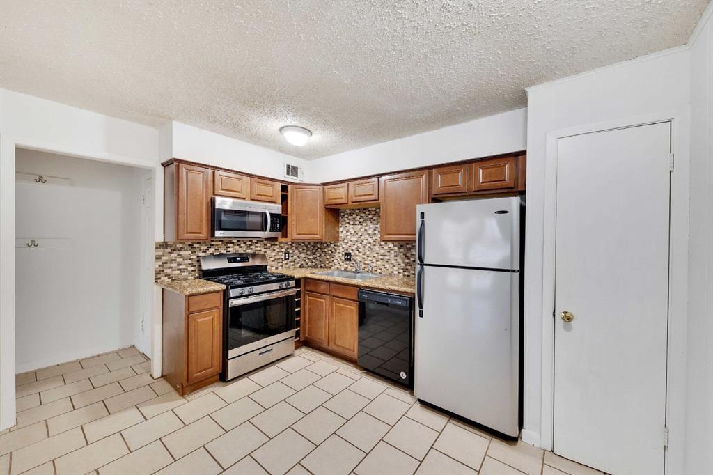 Primary Photo - 2801 Skyway Cir