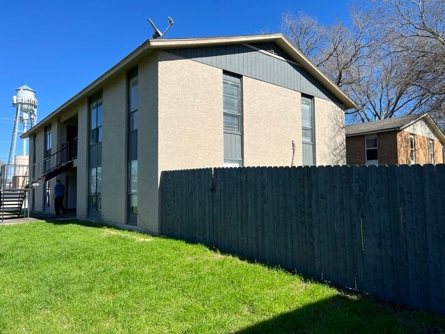 Building Photo - 200 Uhland Rd